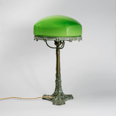 Jugendbordslampa i patinerad brons från Böhlmarks, 1910-tal. 43cm hög An art nouveau table lamp in bronze. Made by Böhlmarks around 1910. H: 43cm/16,9″