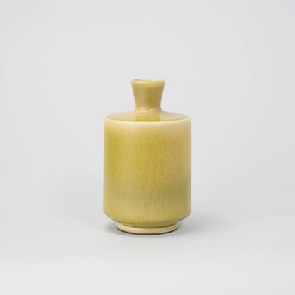 Stengodsvas från Gustavsberg av Berndt Friberg med harpälsglasyr. 8cm hög. Stoneware vase by Berndt Friberg for Gustavsberg. Harefur glaze. H: 8cm/3,1