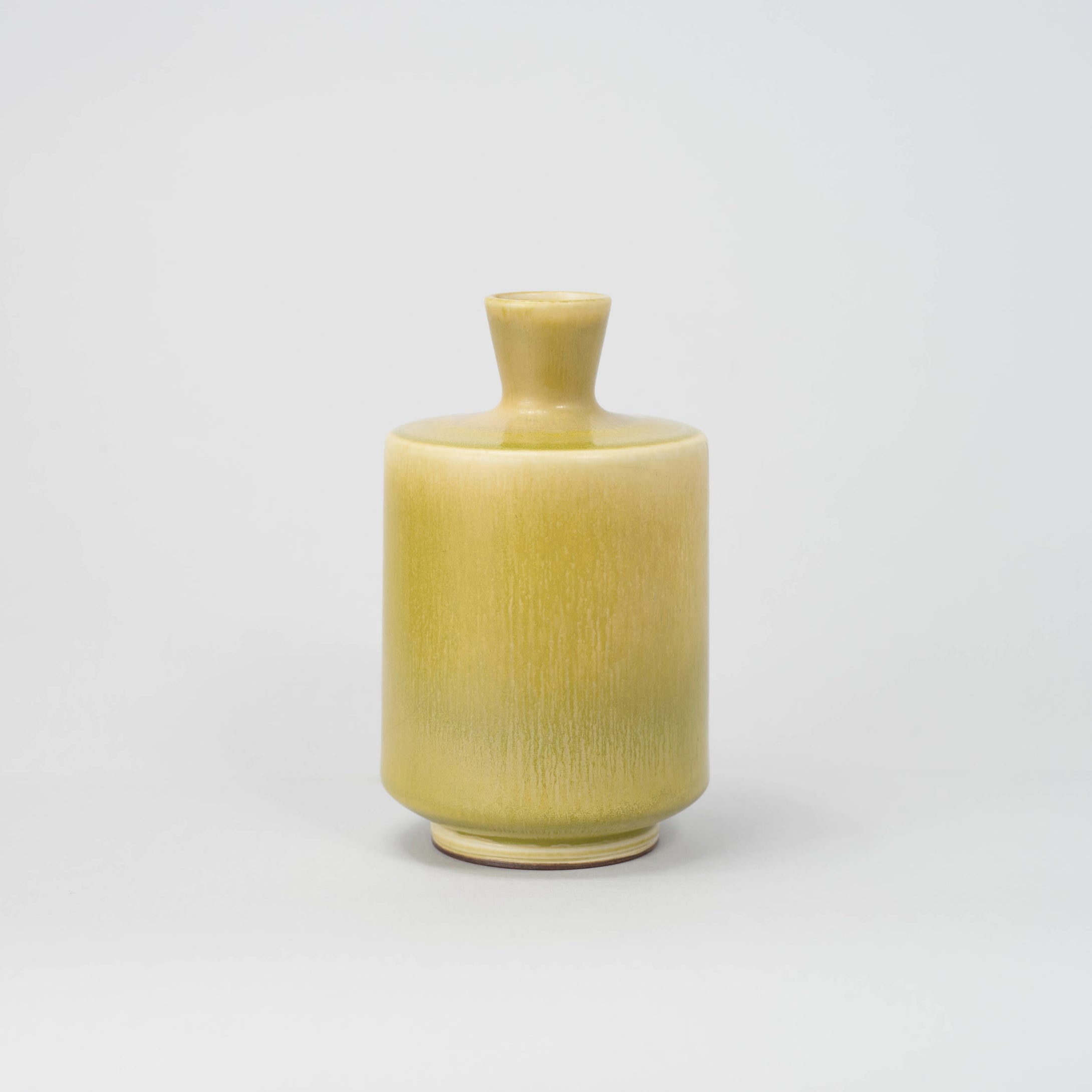 Stengodsvas från Gustavsberg av Berndt Friberg med harpälsglasyr. 8cm hög. Stoneware vase by Berndt Friberg for Gustavsberg. Harefur glaze. H: 8cm/3,1