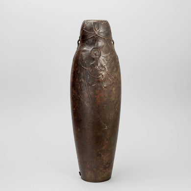 Vas/lampa från Hugo Elmqvist i brons med reliefdekor av blommor och fjärillar. Signerad H. E_t. 39,5cm hög. Hugo Elmqvist vase/lamp with butterflies and flowers in relief. H: 39,5cm/15,6″. Signed H.E_t.