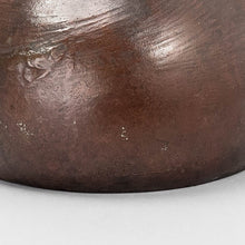 Ladda upp bild till gallerivisning, Vas från Hugo Elmqvist i brons med reliefdekor. Signerad H. E_t. 41cm hög. Hugo Elmqvist bronze vase with waves in relief. H: 41cm/16,1″. Signed H.E_t.
