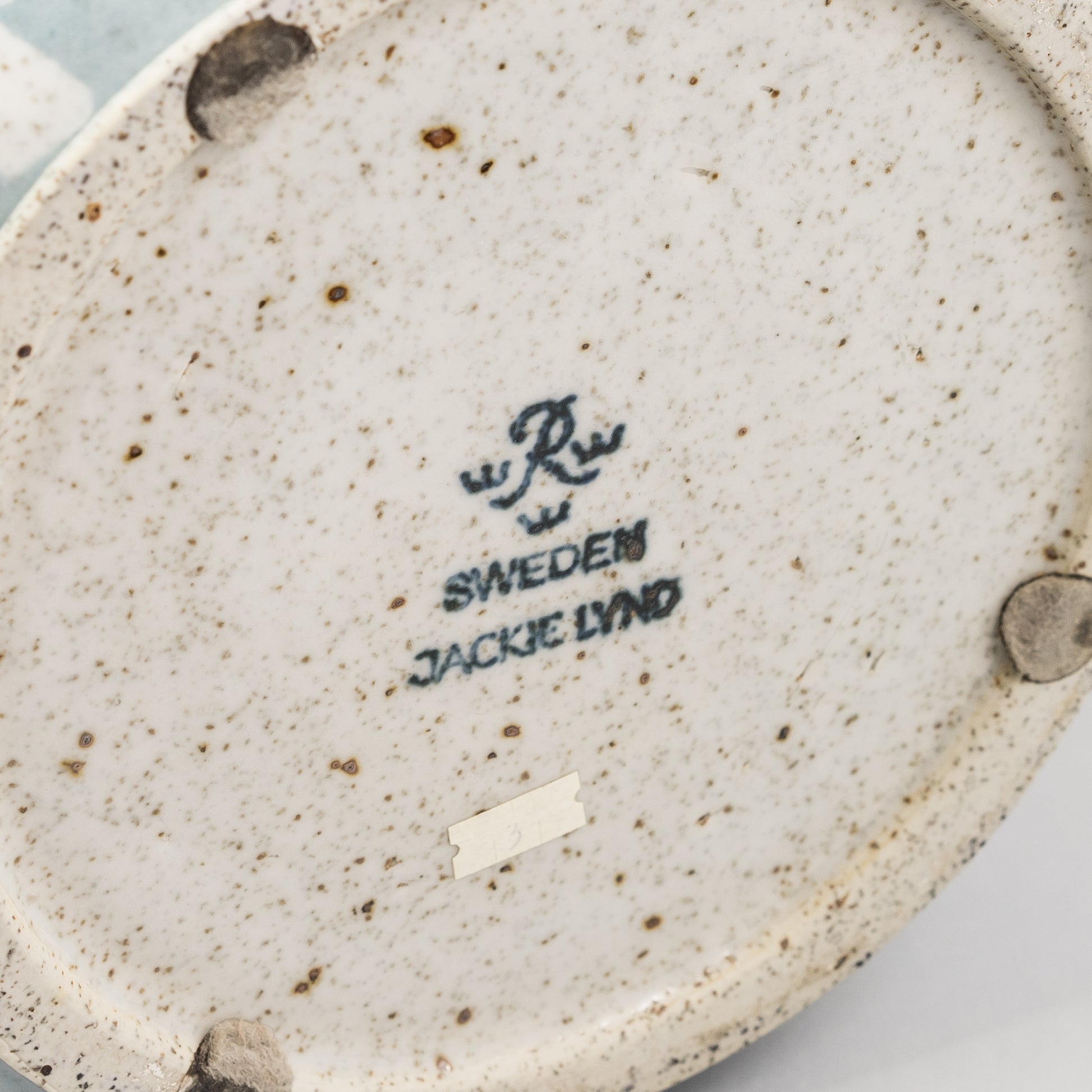 Ytterfoder, i stengods, av Jackie Lynd för Rörstrand. 23,5cm högt och diam. 27cm. Signerad R SWEDEN JACKIE LYND Stoneware flowerpot by Jackie Lynd for Rörstrand. H: 23,5cm/9,3" and diam. 27cm/10,6". Signed R SWEDEN JACKIE LYND
