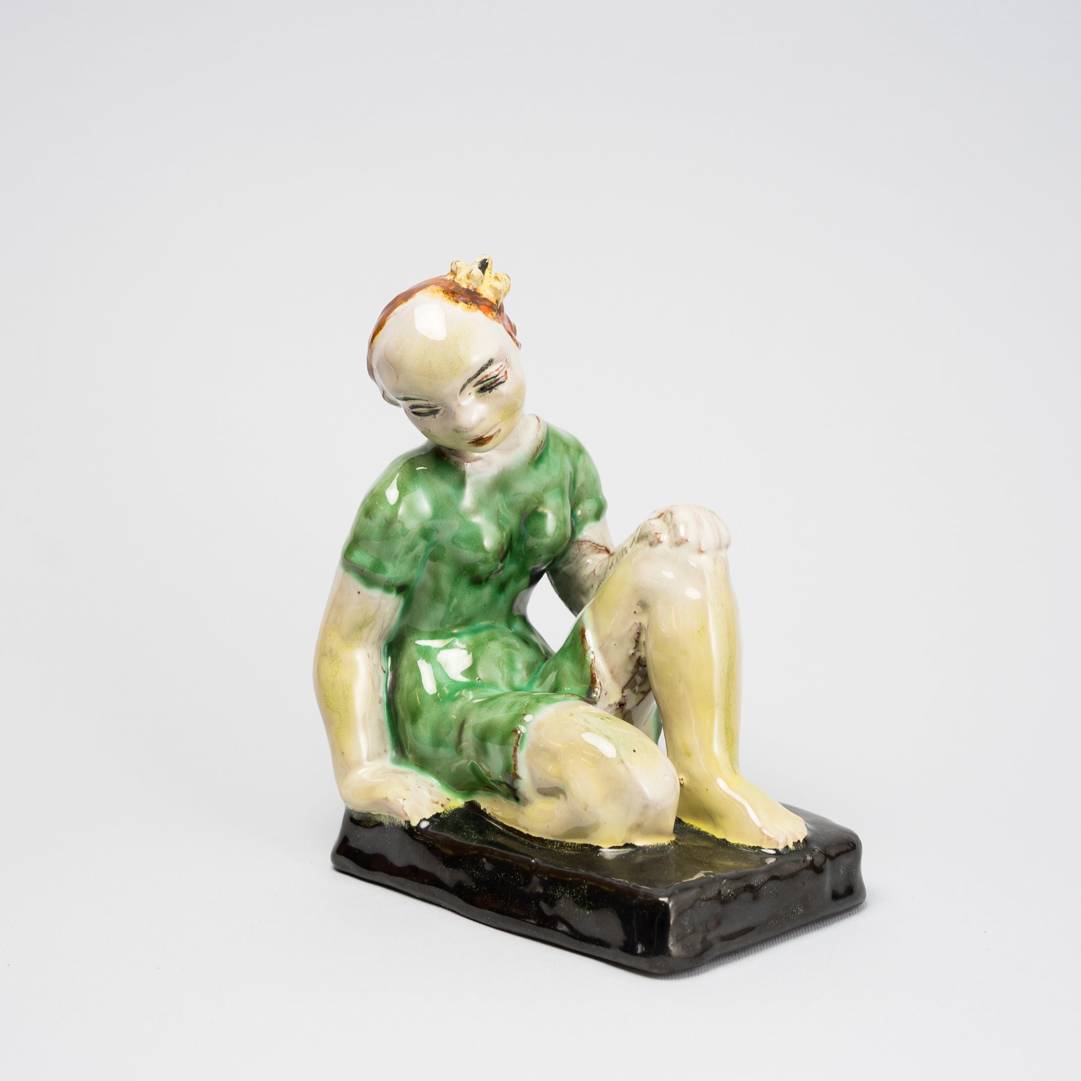 Figurin i lergods från Gabrielverken av Gabriel Burmeister. 16cm hög, 1920-30-tal. A Gabriel Burmeister figurine for Gabrielverken. H: 16cm/6,3″, 1920’s-30’s.