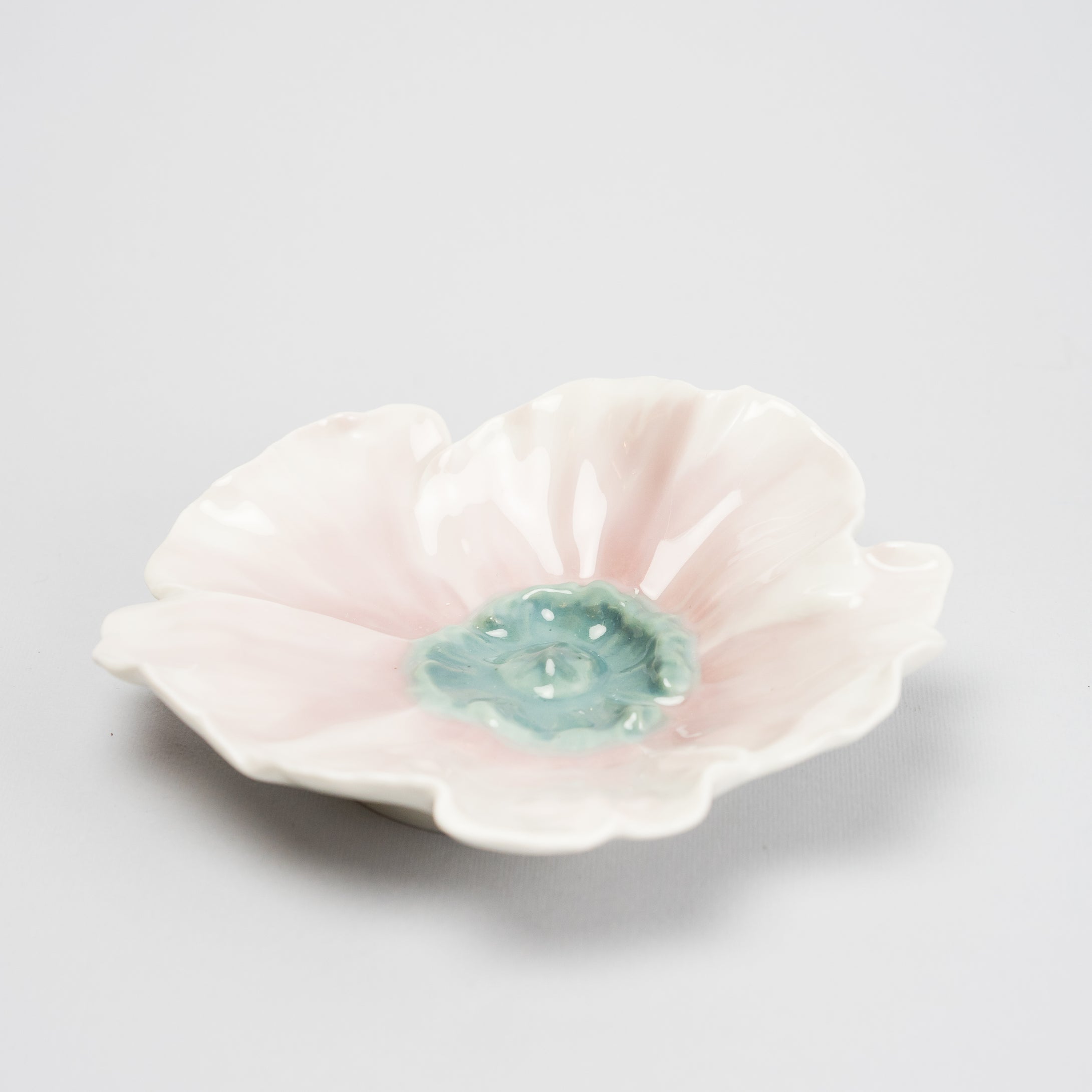 Skål från Rörstrand i form av vallmoblomma, ca 1910. Underglasyrteknik. Diam. 14cm. Art Nouveau Rörstrand bowl in the shape of a poppy flower. Diam. 14cm/5,5″