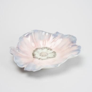 Skål från Rörstrand i form av vallmoblomma, ca 1910. Underglasyrteknik. Diam. 14cm. Art Nouveau Rörstrand bowl in the shape of a poppy flower. Diam. 14cm/5,5