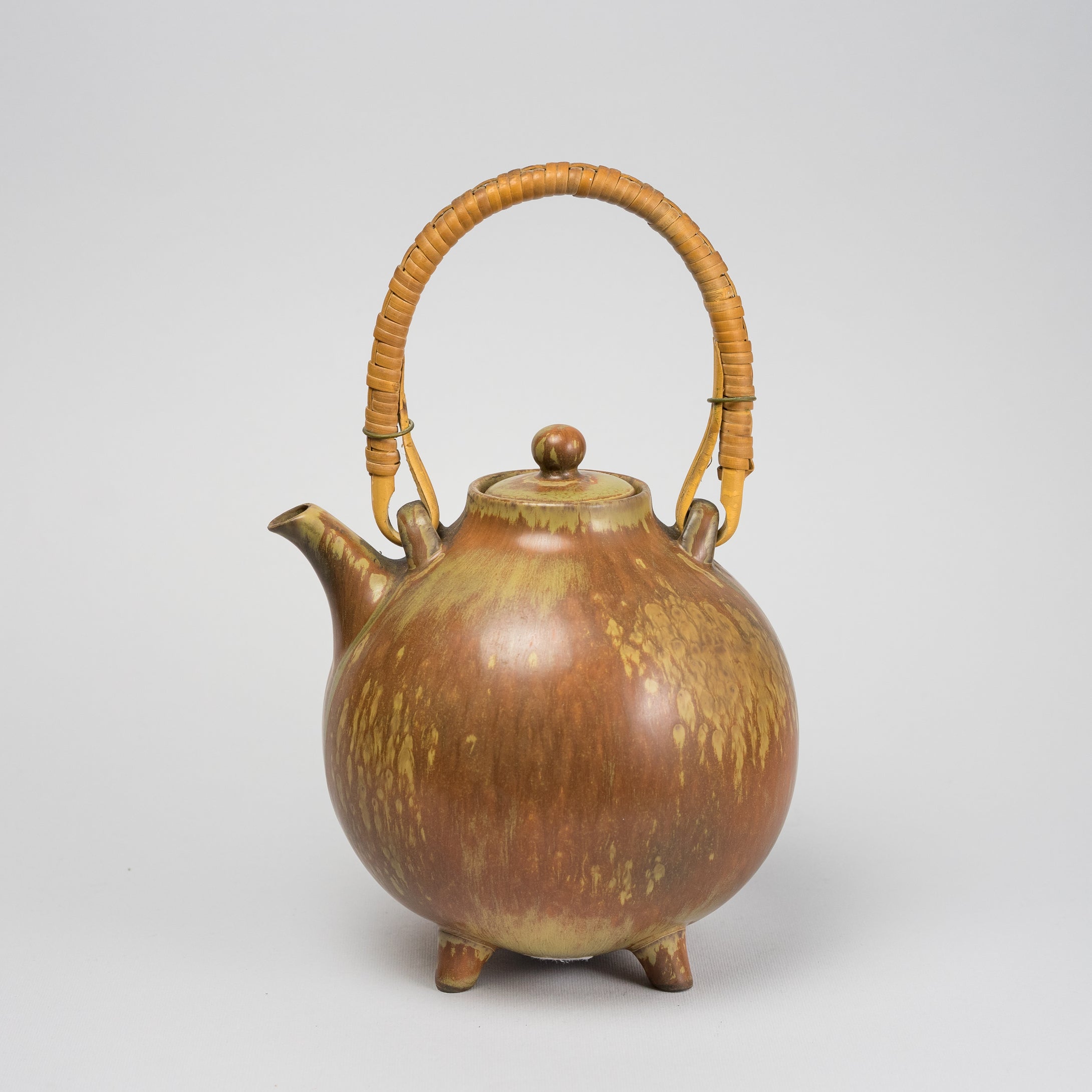 Tekanna i stengods av Gunnar Nylund för Rörstrand. Signerad R SWEDEN GN UM Stoneware teapot by Gunnar Nylund for Rörstrand. Signed R SWEDEN GN UM