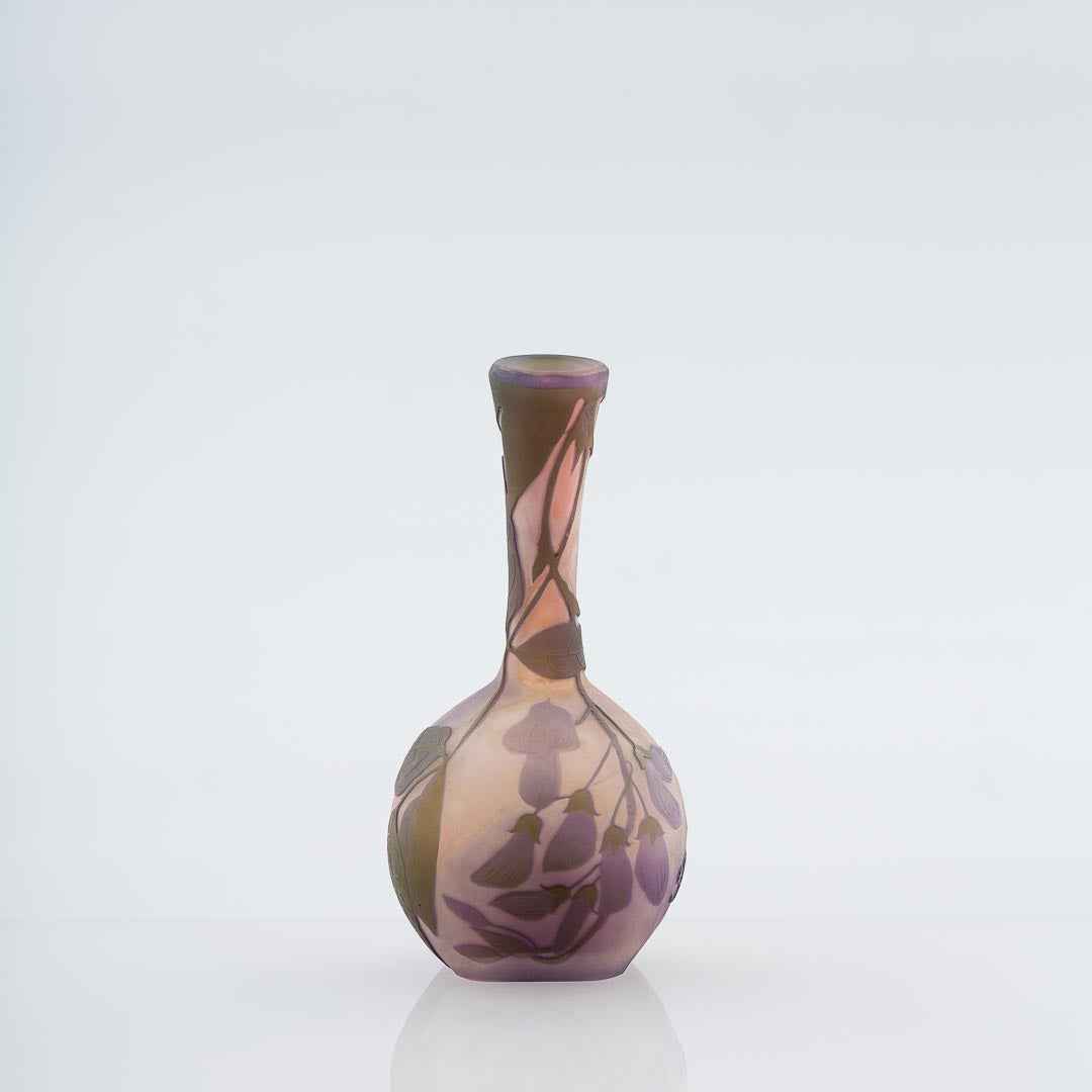 Glasvas av Émile Gallé i överfångsteknik. 14cm hög och signerad Gallé på livet. Art Nouveau overlay glass vase by Émile Gallé. H: 14cm/5,5″