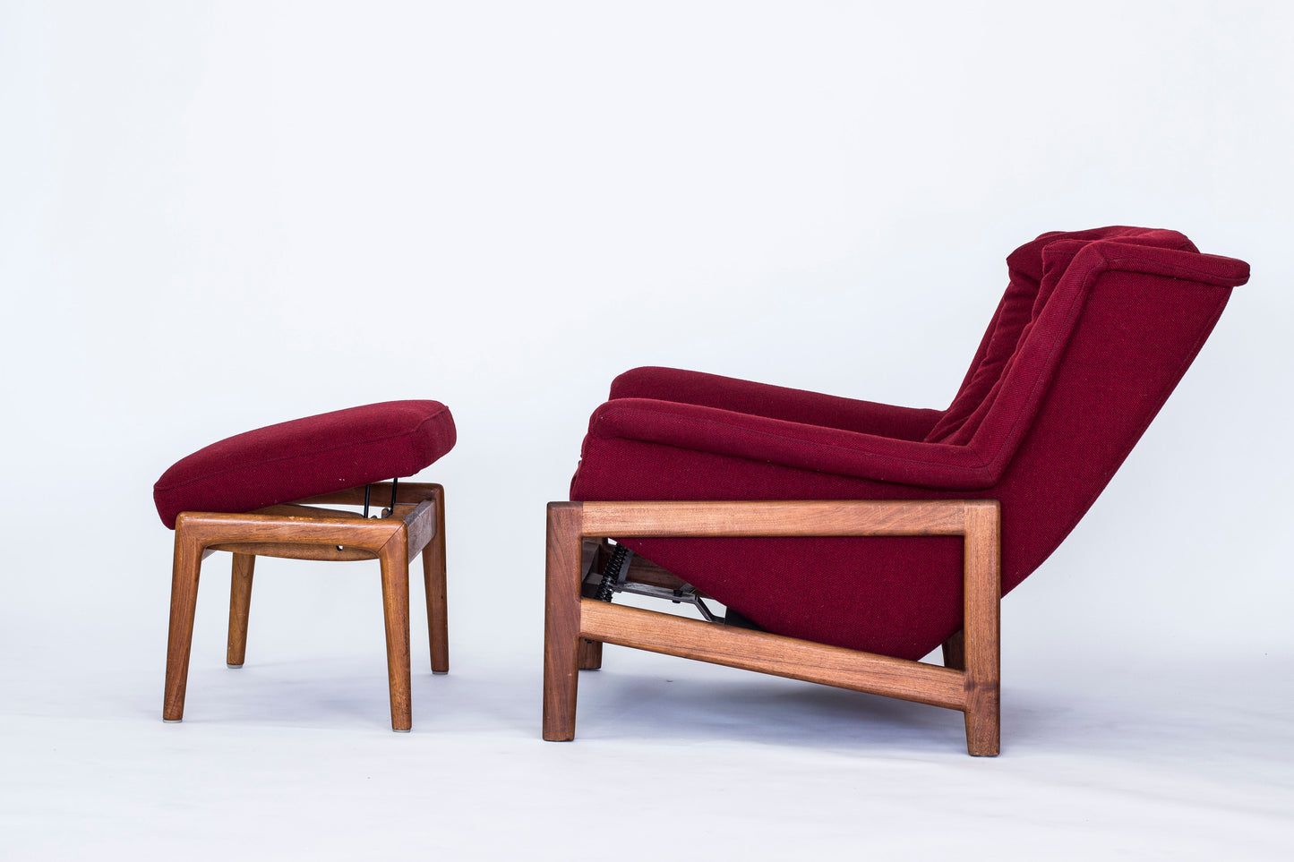 Fåtölj och fotpall Profil av Folke Ohlsson för DUX. Nyklädd! Ställbar lutning på fåtölj och fotpall. H: 90cm, B: 87cm, D: 97cm. Lounge chair and foot stool by Folke Ohlsson for DUX. New fabric! Adjustable angle on chair and stool. H: 90cm/35,4", W: 87cm/34,3", D: 97cm/38,2".