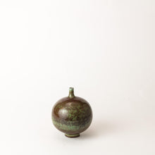 Ladda upp bild till gallerivisning, Vas från Gustavsberg i stengods med Aniaraglasyr. 11cm hög. Signerad Friberg samt ”Studiohanden”. Vase by Gustavsberg in stoneware with “Aniara glaze”. H: 11cm/4,3″. Signed Friberg and the “Studio Hand”.
