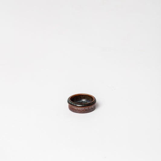 Miniatyrskål i stengods av Stig Lindberg för Gustavsberg. Diameter: 2cm. Signerad Stig L samt Studiohanden. Stoneware miniature bowl by Stig Lindberg for Gustavsberg. Diameter 2cm/0,8". Signed Stig L and the "Studio Hand"