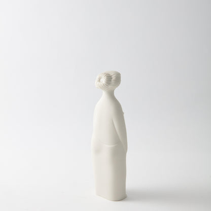 Figurin i parian av Stig Lindberg för Gustavsberg, 1960-tal. Serien heter ”Figurin” och detta är ”Lilla Eva”. Höjd 18,5cm. Stig Lindberg parian figurine ”Lilla Eva” for Gustavsberg in the ”Figurin” series, 1960’s. H: 18,5cm/7,3″
