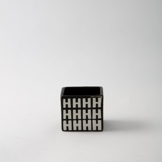 Domino cigarettbägare av Stig Lindberg för Gustavsberg. H: 5cm samt 4,5cm X 6cm. Domino by Stig Lindberg for Gustavsberg. H: 5cm/2″ and 4,5cm/1,8" X 6cm/2,4"