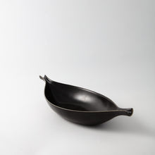Load image into Gallery viewer, Pungoskål av Stig Lindberg för Gustavsberg, 1950-tal. Märkt GUSTAVSBERG. Längd: 35cm, Bredd 14cm. Pungo bowl by Stig Lindberg for Gustavsberg, 1950&#39;s. Stamped GUSTAVSBERG. 35cm/13,8″ X 14cm/5,5″.
