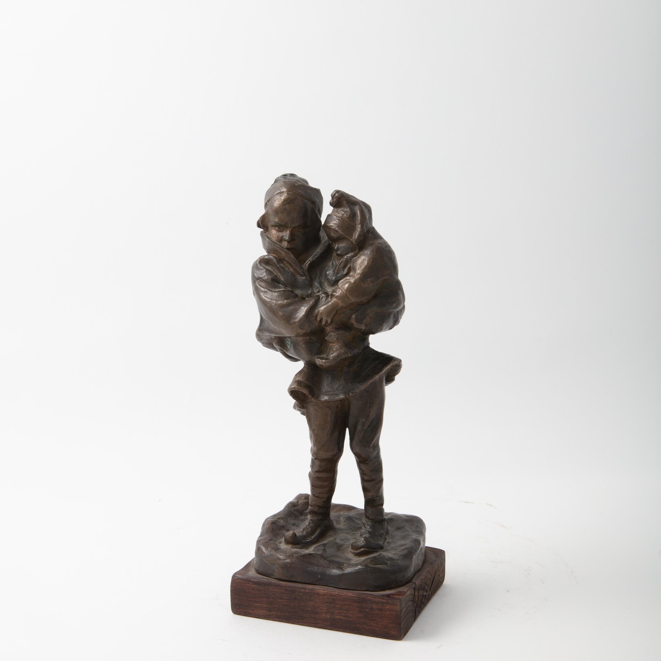 Figurin (Same med barn) i brons av Gerda Sprinchorn. Gjuten hos Herman Bergman. Höjd utan sockel: 22,5cm. Signerad Gerda Sprinchorn. A Gerda Sprinchorn bronze figurin. H: 22,5cm/8,9