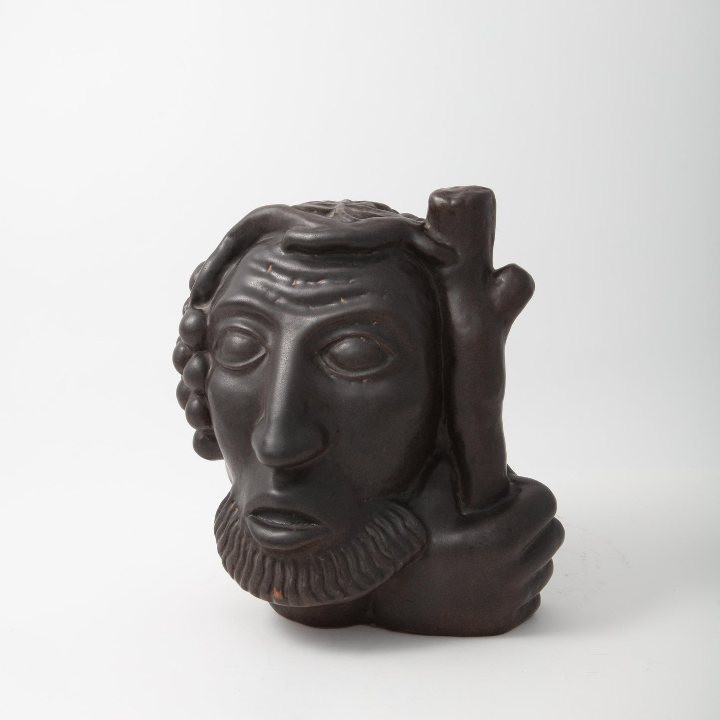 Skulptur i stengods av Åke Holm. H: 26cm, B: 24cm, D: 13,5cm. Signerad Å. Holm Åke Holm sculpture in stoneware. H: 26cm/10,2", W: 24cm/9,4", D: 13,5cm/5,3". Signed Å. Holm