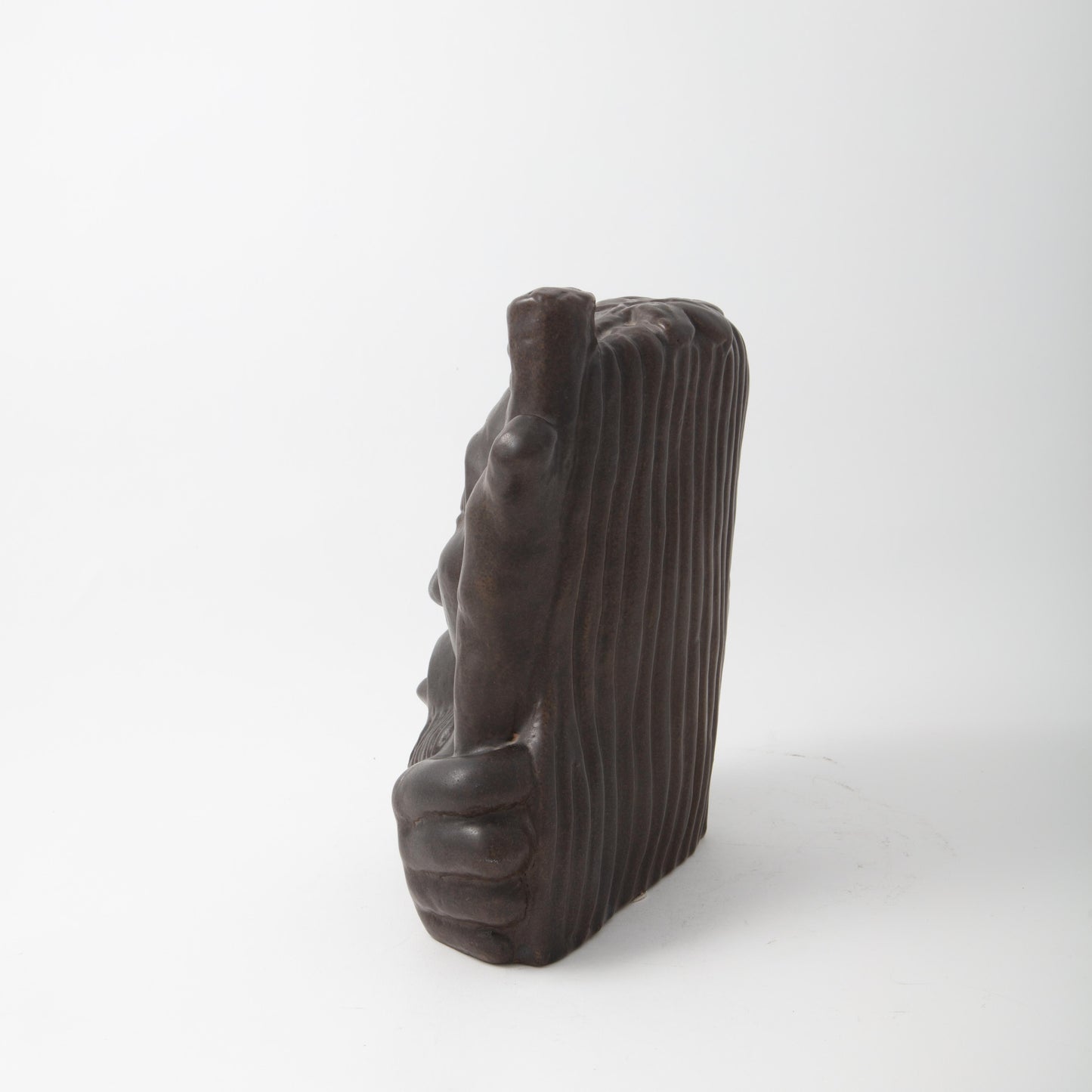 Skulptur i stengods av Åke Holm. H: 26cm, B: 24cm, D: 13,5cm. Signerad Å. Holm Åke Holm sculpture in stoneware. H: 26cm/10,2", W: 24cm/9,4", D: 13,5cm/5,3". Signed Å. Holm
