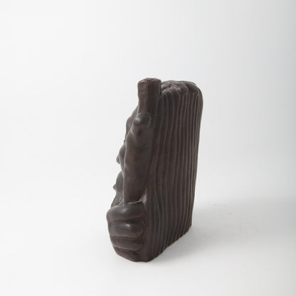 Skulptur i stengods av Åke Holm. H: 26cm, B: 24cm, D: 13,5cm. Signerad Å. Holm Åke Holm sculpture in stoneware. H: 26cm/10,2", W: 24cm/9,4", D: 13,5cm/5,3". Signed Å. Holm
