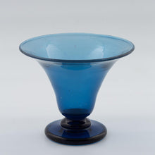 Load image into Gallery viewer, Glasvas av Edvin Ollers för Kosta, ca 1917. H: 19cm och diam. 23cm. Edvin Ollers glass vase for Kosta. H: 19cm/7,5&quot; and diam. 23cm/9,1&quot;
