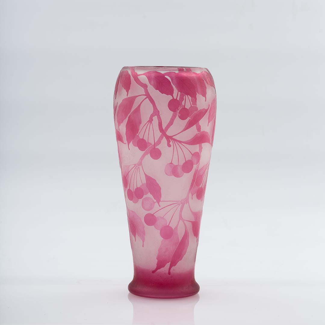 Jugendvas från Kosta med körsbär i rosarött överfång. 30,5cm hög. Signerad Kosta KL 103. An art nouveau Kosta vase by Karl Lindeberg in pink overlay. H: 30,5cm/12″. Signed Kosta KL 103.