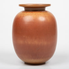 Ladda upp bild till gallerivisning, Vas från Rörstrand i stengods med brun glasyr. Signerad R Rörstrand Nylund. 20cm hög. Rörstrand stoneware vase with brown glaze. H: 20cm/7,9″. Signed R Rörstrand Nylund.
