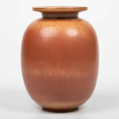 Vas från Rörstrand i stengods med brun glasyr. Signerad R Rörstrand Nylund. 20cm hög. Rörstrand stoneware vase with brown glaze. H: 20cm/7,9″. Signed R Rörstrand Nylund.