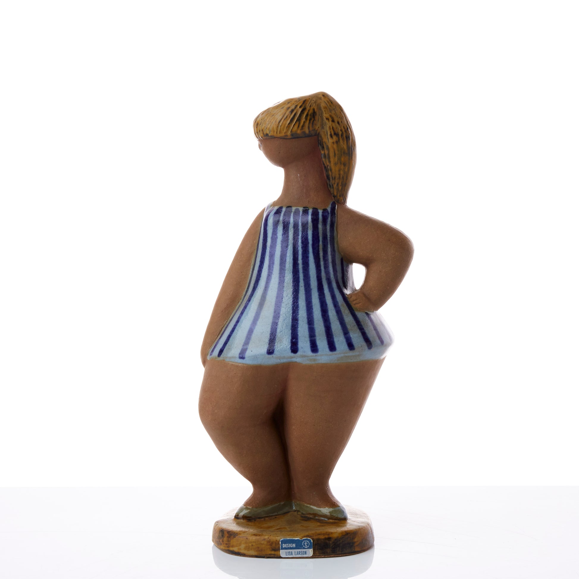 Dora från ABC-serien av Lisa Larson för Gustavsberg, 1950-tal. 25cm hög. A Lisa Larson sculpture “Dora” for Gustavsberg in the ABC series, 1950-tal. H: 25cm/9,8″.