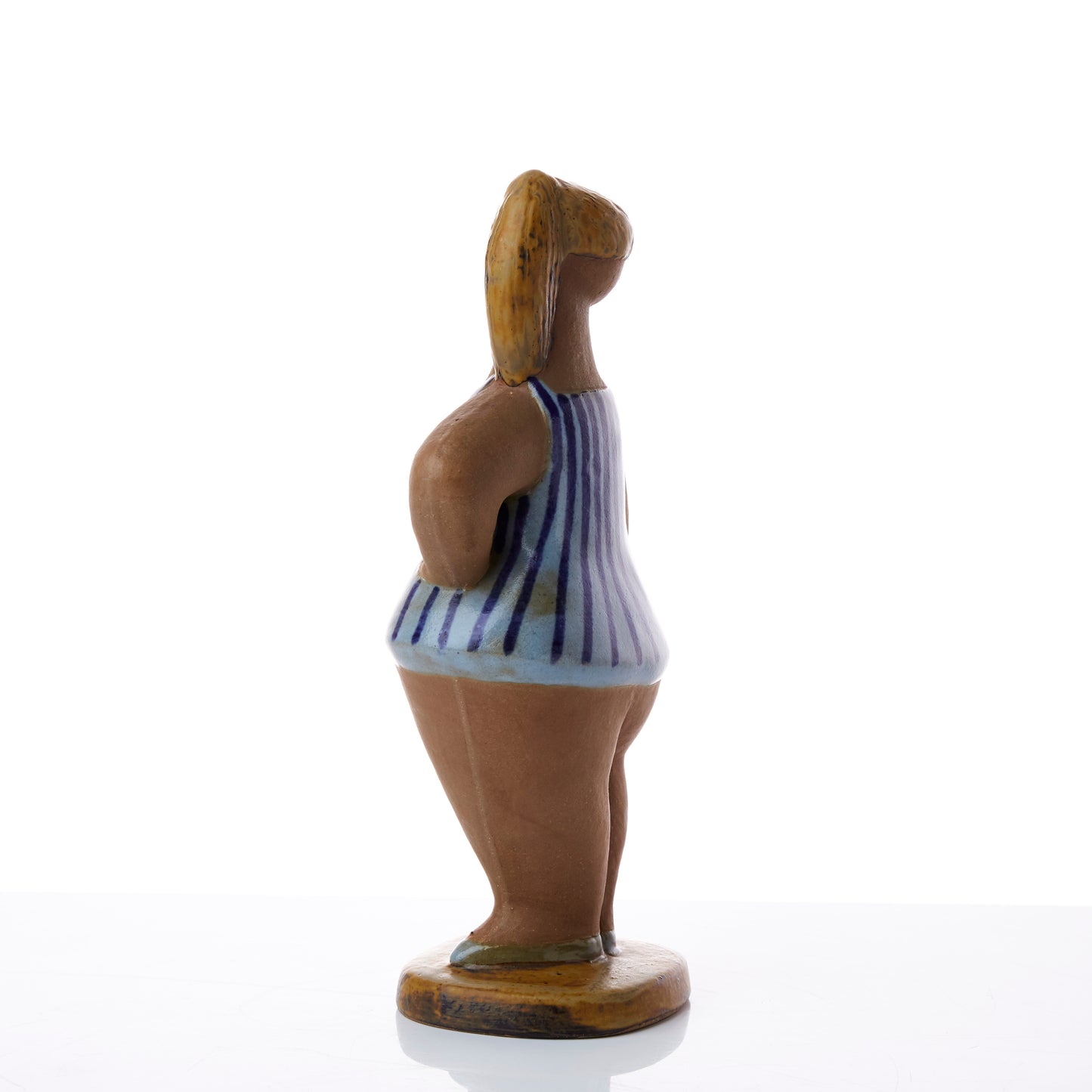 Dora från ABC-serien av Lisa Larson för Gustavsberg, 1950-tal. 25cm hög. A Lisa Larson sculpture “Dora” for Gustavsberg in the ABC series, 1950-tal. H: 25cm/9,8″.