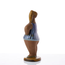 Load image into Gallery viewer, Dora från ABC-serien av Lisa Larson för Gustavsberg, 1950-tal. 25cm hög. A Lisa Larson sculpture “Dora” for Gustavsberg in the ABC series, 1950-tal. H: 25cm/9,8″.
