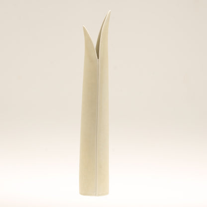 Vas Endiv av Stig Lindberg för Gustavsberg. Höjd: 37,5cm. Märkt GUSTAVSBERG ENDIV STIG L. "Endiv" vase by Stig Lindberg for Gustavsberg. Height: 37,5cm/14,8". Marked GUSTAVSBERG ENDIV STIG L.