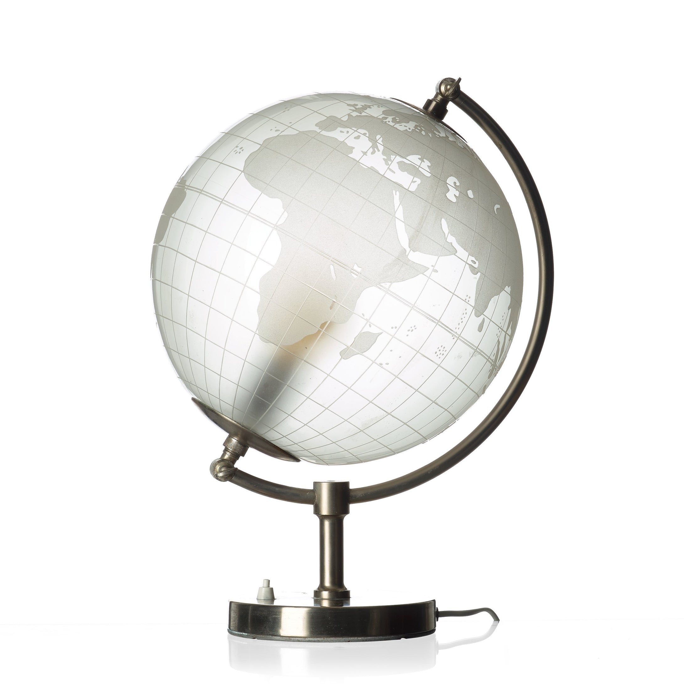 Jordglob från Flygsfors, 1950-tal, i glas med blästrad världskarta. 45cm hög. 1950's Flygsfors globe in glass. H: 45cm/17,7″