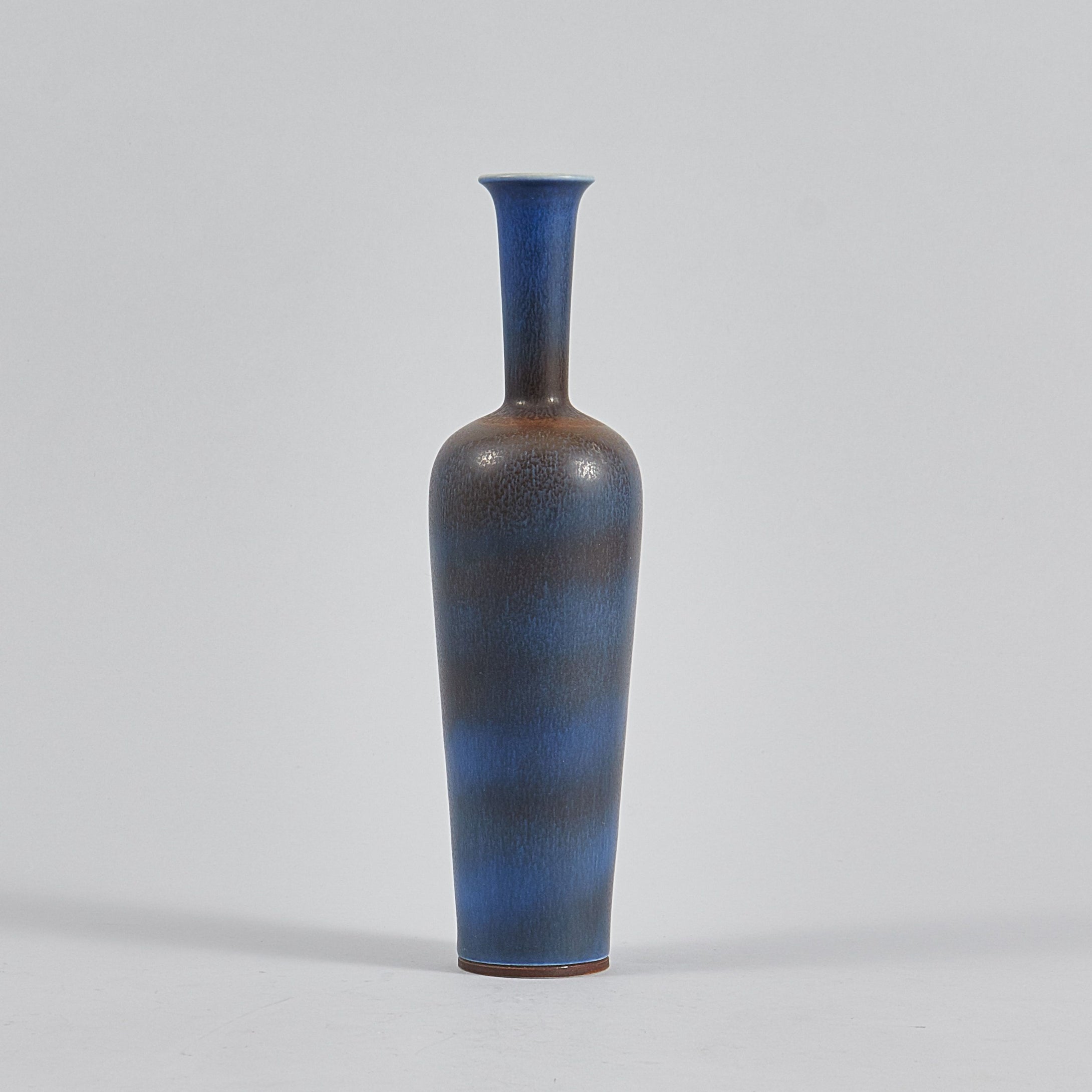 Stengodsvas från Gustavsberg av Berndt Friberg med harpälsglasyr. 27cm hög. Stoneware vase by Berndt Friberg for Gustavsberg. Harefur glaze. H: 27cm/10,6″