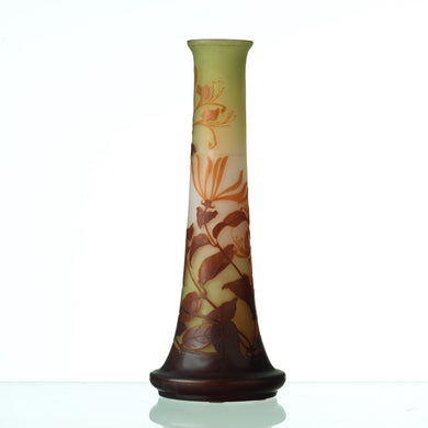 Glasvas av Émile Gallé i överfångsteknik. 47cm hög och signerad Gallé på livet. Art Nouveau overlay glass vase by Émile Gallé. H: 47cm/18,5″