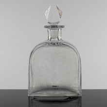 Ladda upp bild till gallerivisning, Graverad flaska av Edward Hald för Orrefors, 1920-tal. Totalhöjd 15,5cm. Signerad Of. H. 773. Engraved bottle by Edward Hald for Orrefors, 1920&#39;s. H: 15,5cm/6,1″. Signed Of. H. 773.
