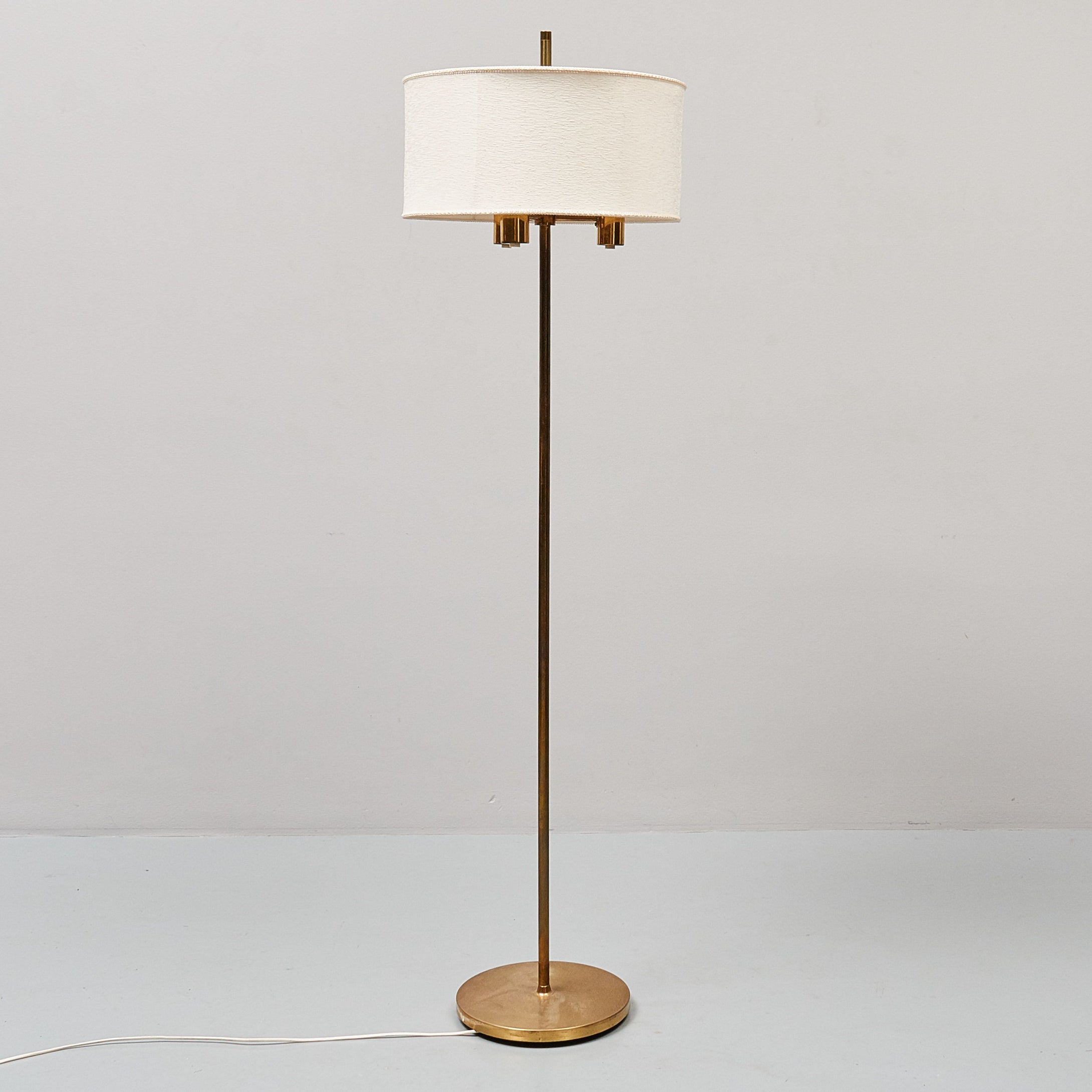 Golvlampa i mässing märkt FAB, 1960-tal. 165cm hög Brass floor lamp marked FAB, 1960's. H: 165cm/65