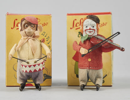 Schuco trummande apa och fiolspelande clown inklusive originalkartong. Pris: 2600 kr/st. Schuco drummer monkey and clown violinist. Made in U.S.-Zone Germany. Price: 2600/each.