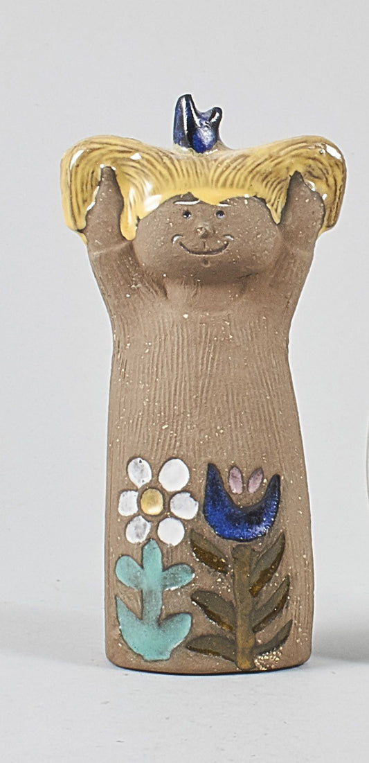 Figurin Stina av Mari Simmulson för Upsala-Ekeby. Märkt UE SWEDEN 43145/749 MS. Höjd: 19cm. Figurine "Stina" by Mari Simmulson for Upsala-Ekeby. Marked UE SWEDEN 43145/749 MS. H: 19cm/7,5"