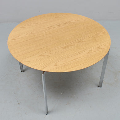 Soffbord Trippo i ek, av Ulla Christiansson för Karl Andersson & Söner. H: 53cm och Diameter 85cm. Coffee table Trippo in oak, by Ulla Christiansson for Karl Andersson & Söner. H: 53cm/20,9