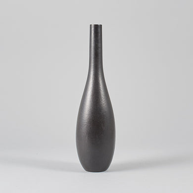 Vas av Carl-Harry Stålhane för Rörstrand i stengods med svartbrun glasyr. Signerad R SWEDEN CHS. 36cm hög. Carl-Harry Stålhane stoneware vase for Rörstrand, with dark glaze. H: 36cm/14,2″. Signed R SWEDEN CHS.