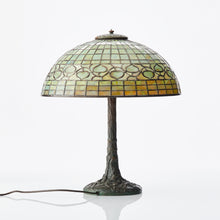 Ladda upp bild till gallerivisning, Tiffany Studios bordslampa Vinranka
