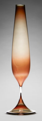 Tulpanvas av Nils Landberg för Orrefors. 39,5 cm hög. Signerad ORREFORS EXPO Nu 311-57. Tulip vase by Nils Landberg for Orrefors, 1950s. H: 39,5cm/15,6″. Signed ORREFORS EXPO Nu 311-57.